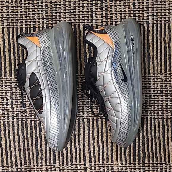 NIKE AIR MAX 720 METALLIC SILVER - Picture 3 of 9
